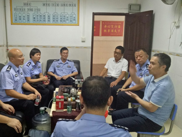 朱德友校長(zhǎng)結(jié)合學(xué)校開(kāi)展工作情況進(jìn)行了具體匯報(bào)