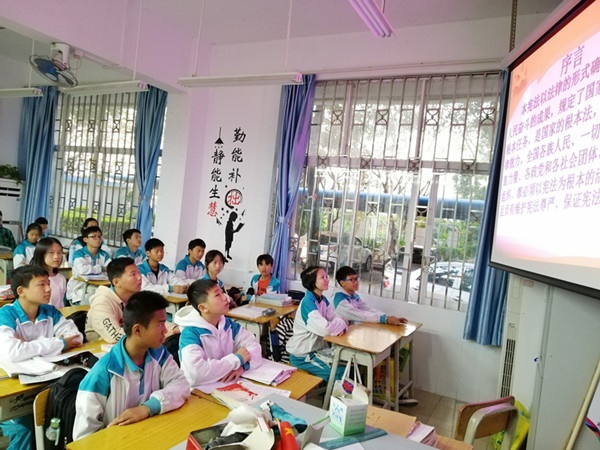 開(kāi)發(fā)區(qū)二中開(kāi)展“憲法晨讀”活動(dòng) (2).jpg