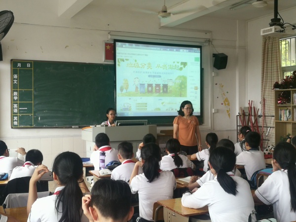 六2班陳明老師在為學(xué)生上“垃圾分類 從我做起”主題班會.jpg