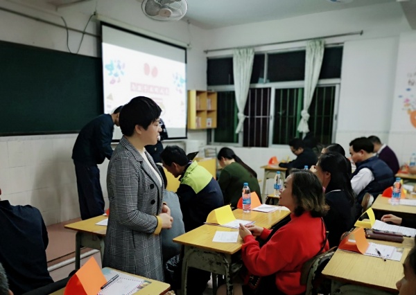 鄒麗副校長與家長親切交流