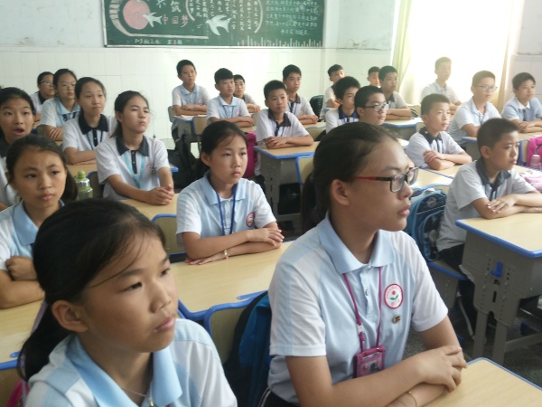 六年級學(xué)生觀看法治教育直播