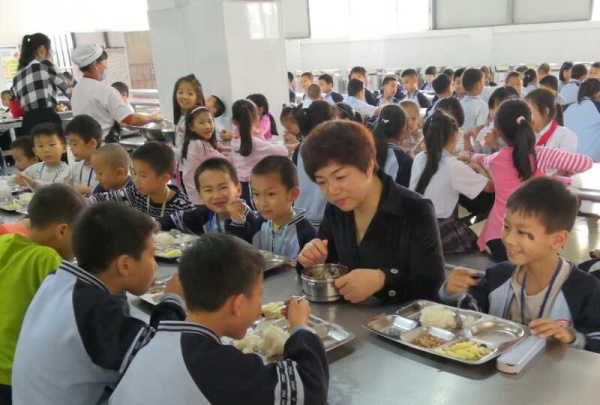 鄒麗副校長與學(xué)生共進(jìn)餐