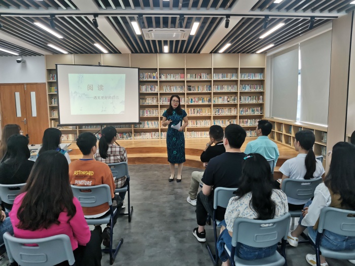 虞彩花主任進(jìn)行閱讀分享 (4).jpg