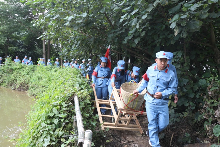 開發(fā)區(qū)第一小學舉行“踏尋紅色足跡，共慶建黨100周年”親子研學