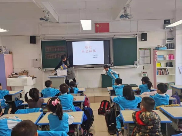 一年級嘔吐演練 (1) (復(fù)制).jpg