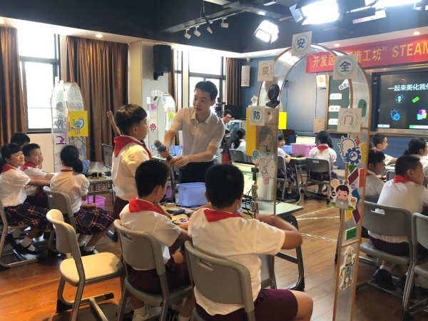 AI課堂助力疫情防護(hù)，真實(shí)問(wèn)題驅(qū)動(dòng)課堂學(xué)習(xí)