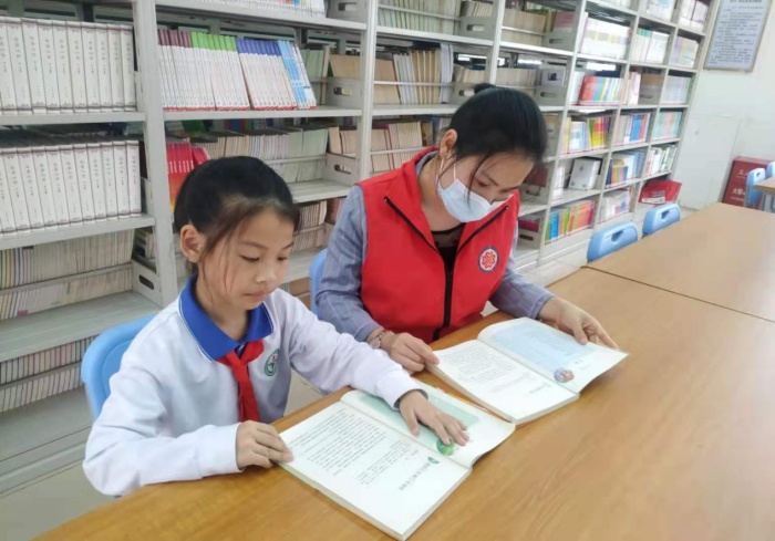 沐浴書(shū)香，共同成長(zhǎng)，向黨致敬 ——火炬開(kāi)發(fā)區(qū)第二小學(xué)開(kāi)展親子閱讀