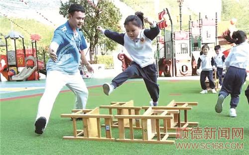 師德標(biāo)兵 甘為人梯育桃李