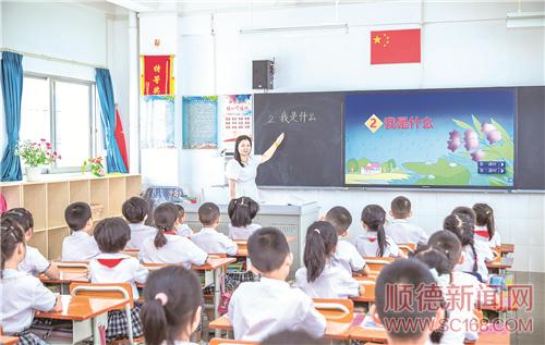 師德標(biāo)兵 甘為人梯育桃李