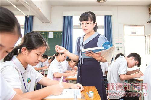 師德標(biāo)兵 甘為人梯育桃李