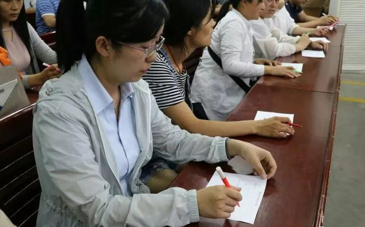 一家長勇氣可嘉，在“告家長書”上簽不同意，網(wǎng)友：官方該出手了