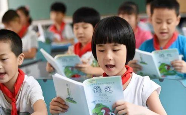 “爸爸在忙，媽媽不打扮了”，課本封面和三胎有關(guān)？官方親自辟謠