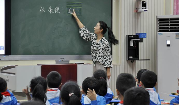 老師補課遭禁，兼職微商被舉報并查處，老師靈魂反問誰來替我養(yǎng)家