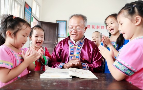 教師“職稱”迎來新調(diào)整，教齡成為評定新標(biāo)準(zhǔn)，老教師受益很大