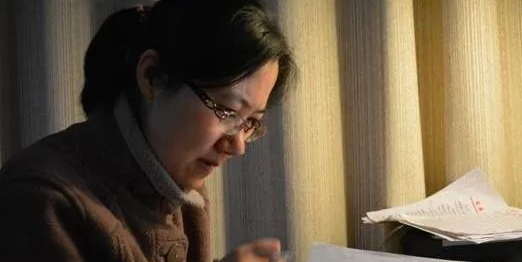 55歲女高級(jí)教師堅(jiān)決不退休，占著高職名額，年輕老師急了……
