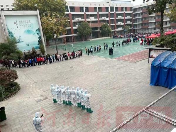 【關注鄭州新發(fā)疫情】鄭州市義務教育階段學校師生陸續(xù)進行全員核酸檢測