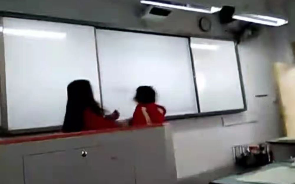 四川金堂一女老師課堂上扇女學生耳光，教育局：情況屬實，正調(diào)查