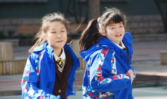 上海一小學(xué)收2320元校服費(fèi)，校服清單里還有背心？家長(zhǎng)回復(fù)