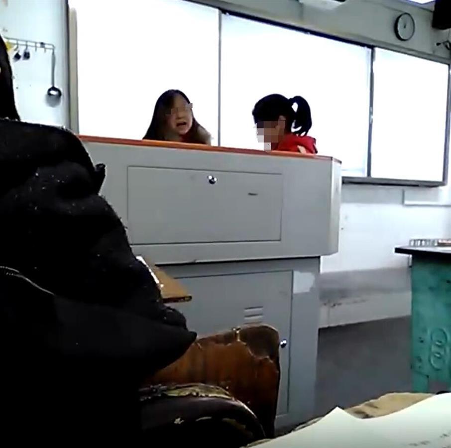 四川金堂一女老師上課當(dāng)眾扇學(xué)生耳光，當(dāng)?shù)乜h教育局已介入調(diào)查