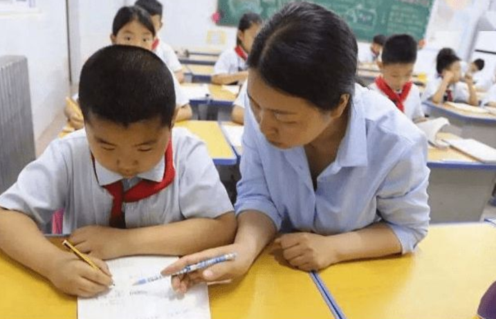 首個(gè)因“雙減”被開除的老師，引發(fā)家長(zhǎng)憤怒，學(xué)校的做法值得稱贊