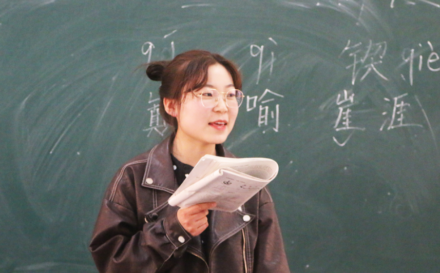 95后教師“教案”走紅，深受學(xué)生青睞，家長對此褒貶不一