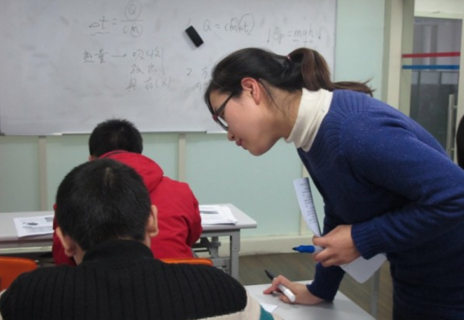 培訓(xùn)機(jī)構(gòu)受限后，教師又開(kāi)辟了“新財(cái)路”，家長(zhǎng)乖乖把錢奉上