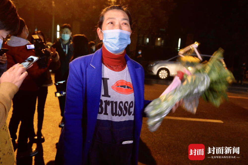 成都本次疫情首個(gè)中風(fēng)險(xiǎn)小區(qū)正式解封 孩子們背著書(shū)包戴上紅領(lǐng)巾重返校園