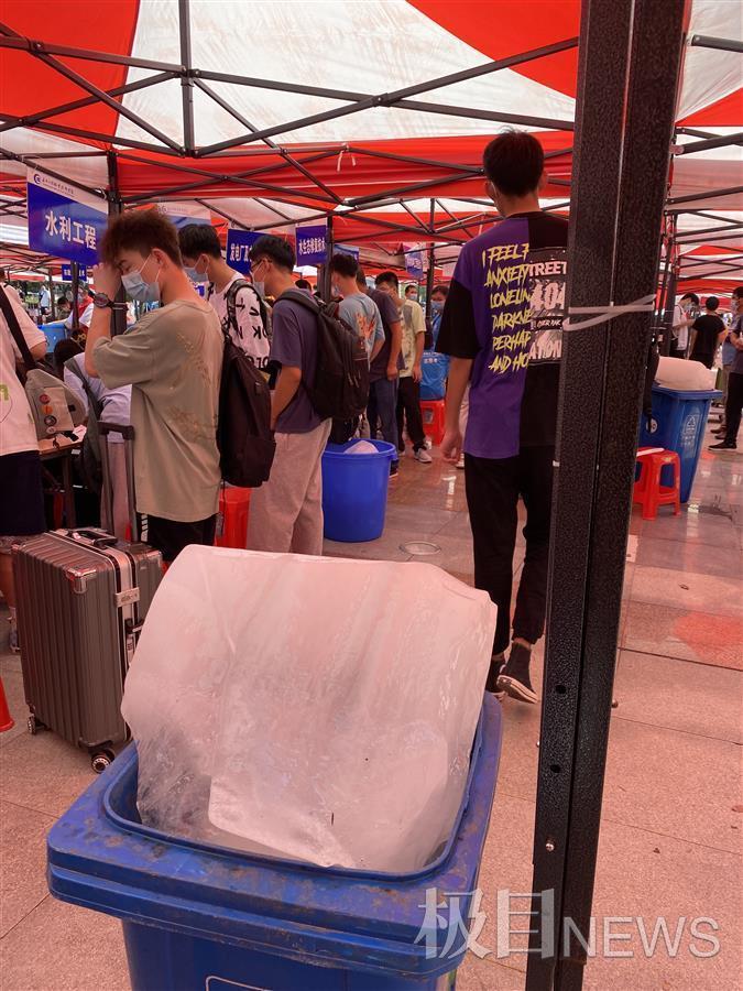 武漢一所大學來了14名小巨人，最矮的都有1米9