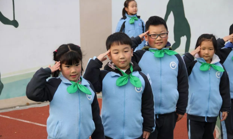 牛奶不讓入校，兩學(xué)生無奈在校門口喝整箱，“學(xué)生版泰”引爭(zhēng)議