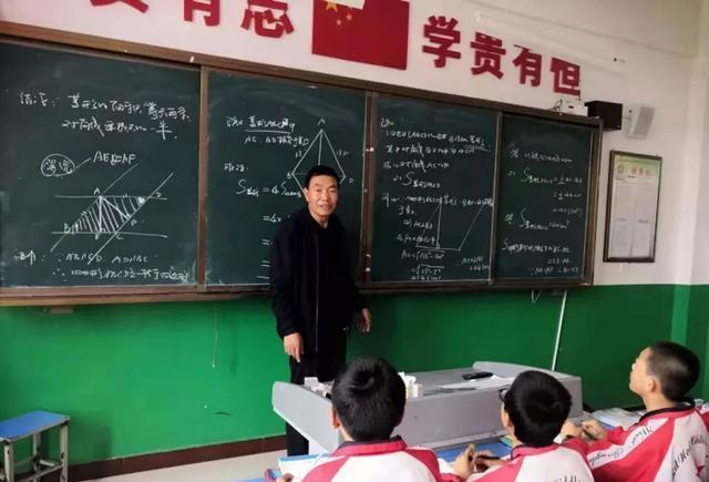 一下班就關(guān)機(jī)，你配當(dāng)老師嗎？家長(zhǎng)的無(wú)理取鬧折射出教師的卑微