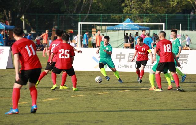 梅州市第三屆職工足球賽，圖為黃塘醫(yī)院vs市紀(jì)委監(jiān)委。（市體育局供圖）