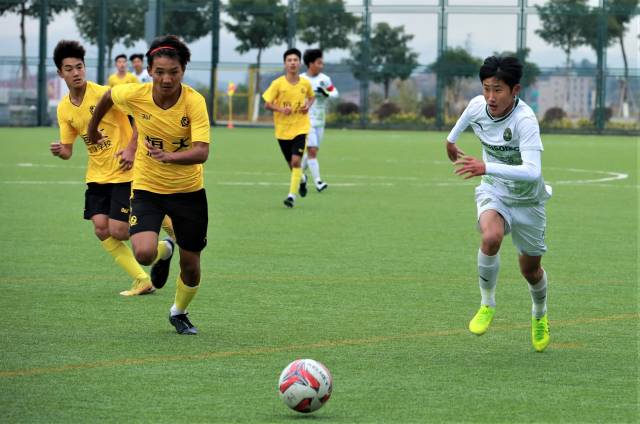 梅州市第三屆超華·客家杯“一帶一路”青少年足球邀請賽，圖為恒大足校U15vs浙江綠城U15。（市體育局供圖）