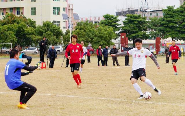 梅縣區(qū)四鎮(zhèn)十六村村級足球聯(lián)賽激烈戰(zhàn)況。（市體育局供圖）