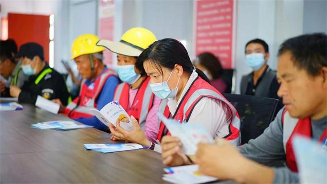 “尊法守法 攜手筑夢(mèng)”農(nóng)民工公益法律服務(wù)行動(dòng)在華富街道現(xiàn)場(chǎng)開展2.jpg