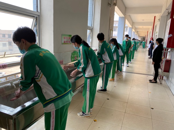 學(xué)生就餐前洗手.JPG