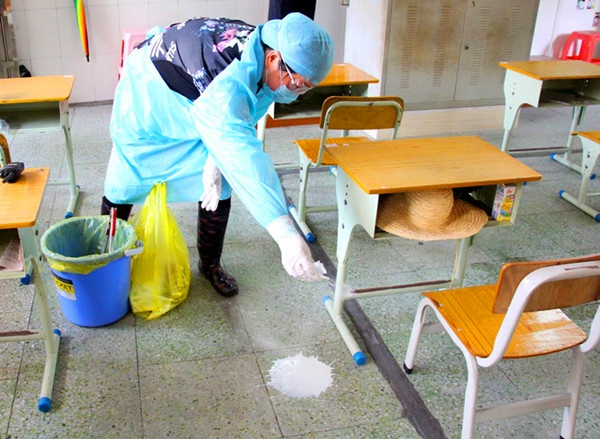 發(fā)現(xiàn)學(xué)生嘔吐處理現(xiàn)場(chǎng)_副本.jpg