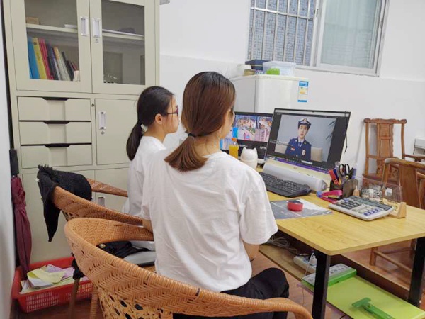 圖五:學(xué)生和家長(zhǎng)在觀看消防教育視頻