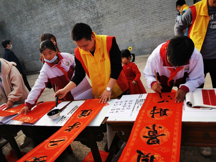 開(kāi)發(fā)區(qū)書法教研組送春聯(lián)活動(dòng)1.16mmexport1610803726656.jpg