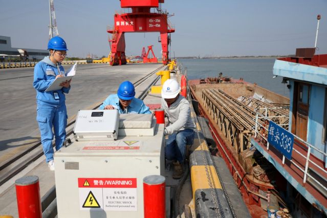 南方電網(wǎng)廣東中山供電局火炬分局客戶服務(wù)班班員胡昊聰、王丹瑩到保利長(zhǎng)大公司進(jìn)行港口岸電安全檢查。孫嘉彪