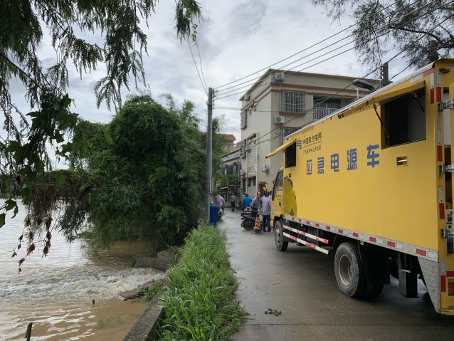 發(fā)電應(yīng)急車及時到位，保證居民用電。梁少婷攝.JPG