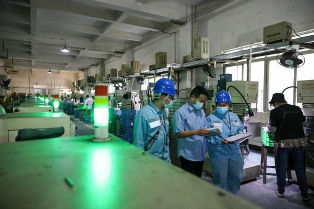 南方電網(wǎng)廣東中山供電局客戶服務(wù)人員上門到中山利特隆瓦斯公司聽(tīng)取客戶意見(jiàn)，保障企業(yè)生產(chǎn)，為企業(yè)開(kāi)通“潛