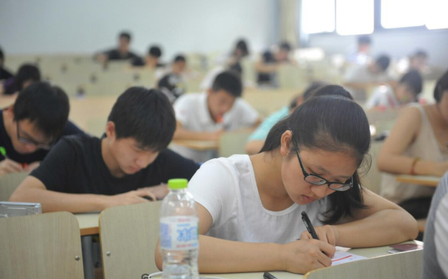 大一學(xué)生不能報考英語四級，新生困惑不已，學(xué)長們道出實情