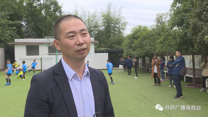 愛心人士到井研捐資助學(xué)、捐建校園足球場