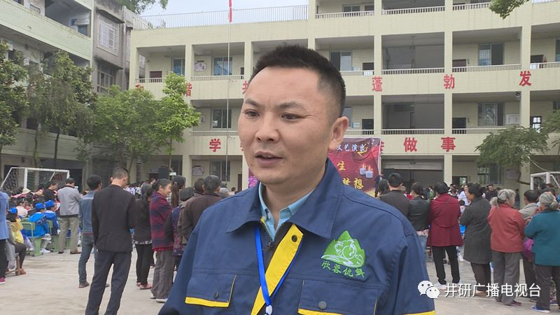 愛心人士到井研捐資助學(xué)、捐建校園足球場