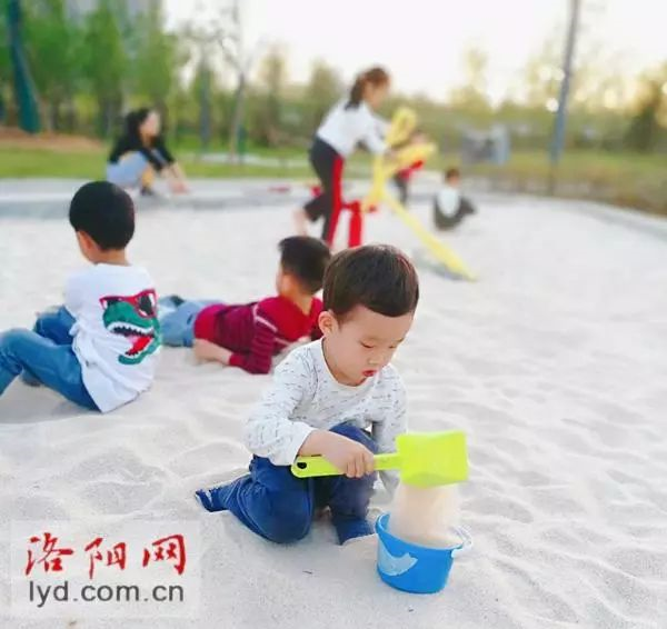 體育公園玩沙 體育公園玩沙