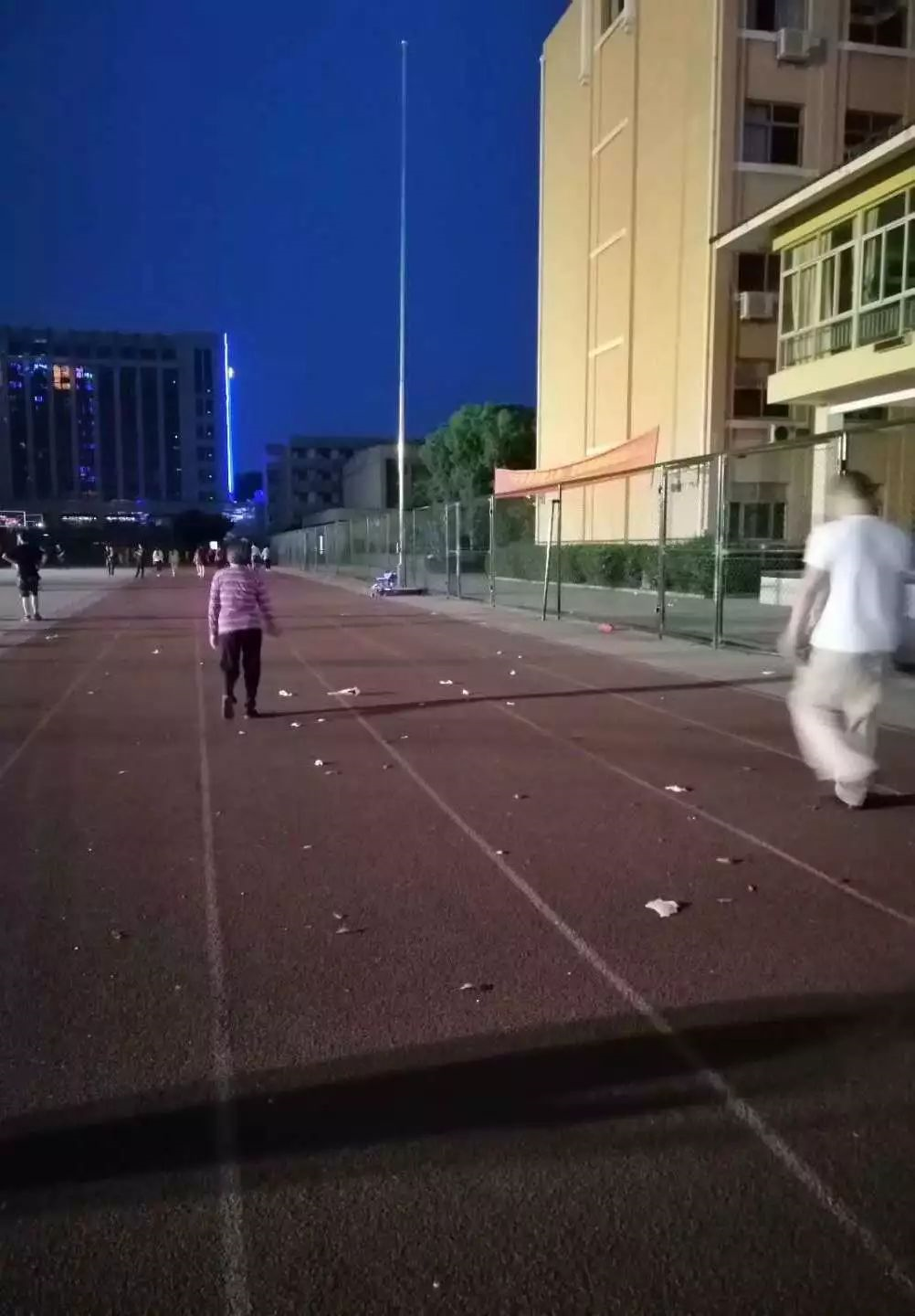 9所符合條件的城區(qū)學(xué)校的體育場地全部向社會開放。