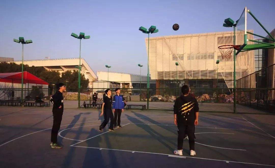 9所符合條件的城區(qū)學(xué)校的體育場地全部向社會開放。