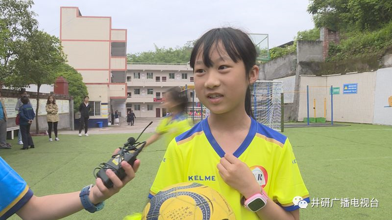 愛心人士到井研捐資助學(xué)、捐建校園足球場