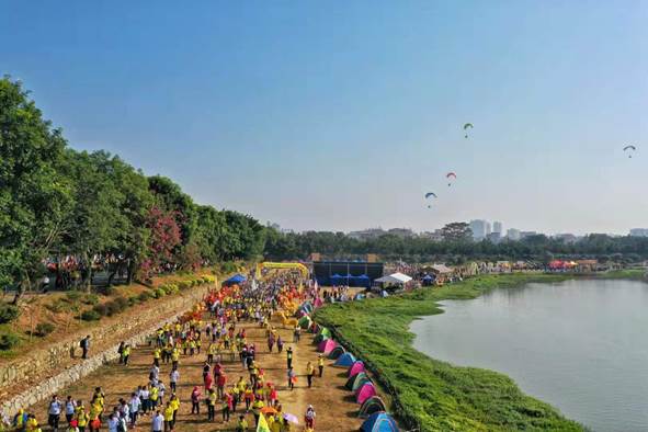 圖片包含 天空, 草, 戶外, 樹 描述已自動(dòng)生成