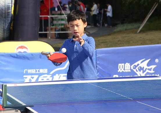 圖片包含 人員, 戶外, 男士, 網(wǎng)球 描述已自動生成